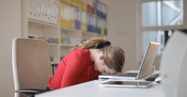 unavená tvár dievčaťa na klávesnici laptopu