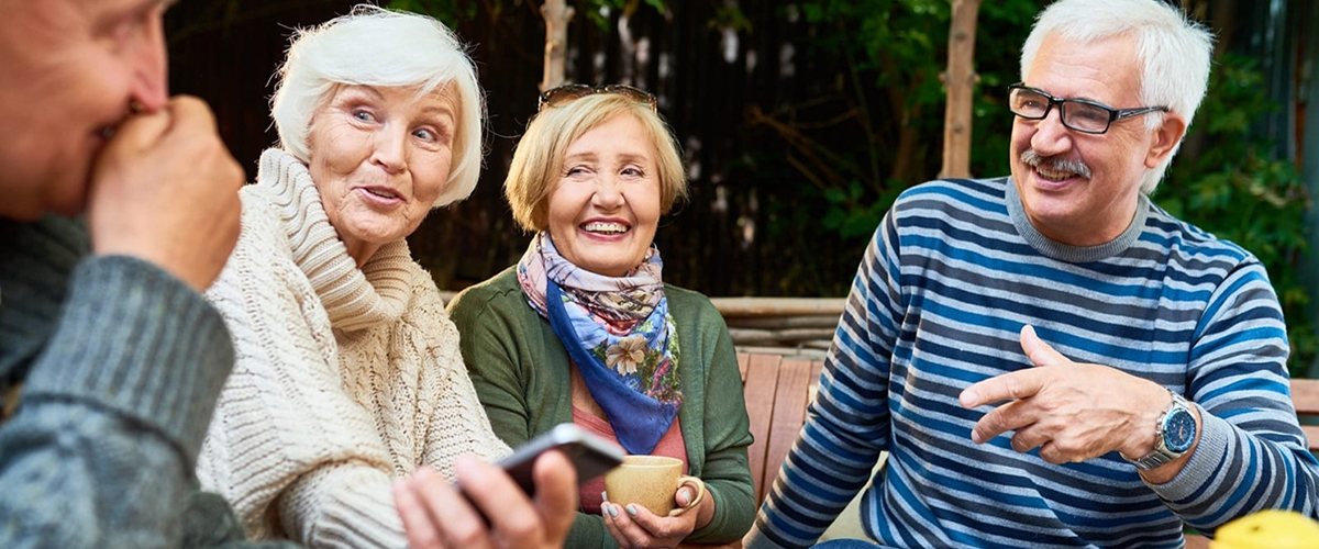 šťastná a energická skupina seniorov